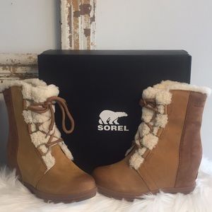 SOREL JOAN OF ARCTIC WEDGE 11 SHERLING  NWT SZ 8